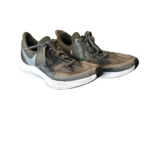 Women’s Nike Zoom Running Shoes Size 8.‎ Grey.